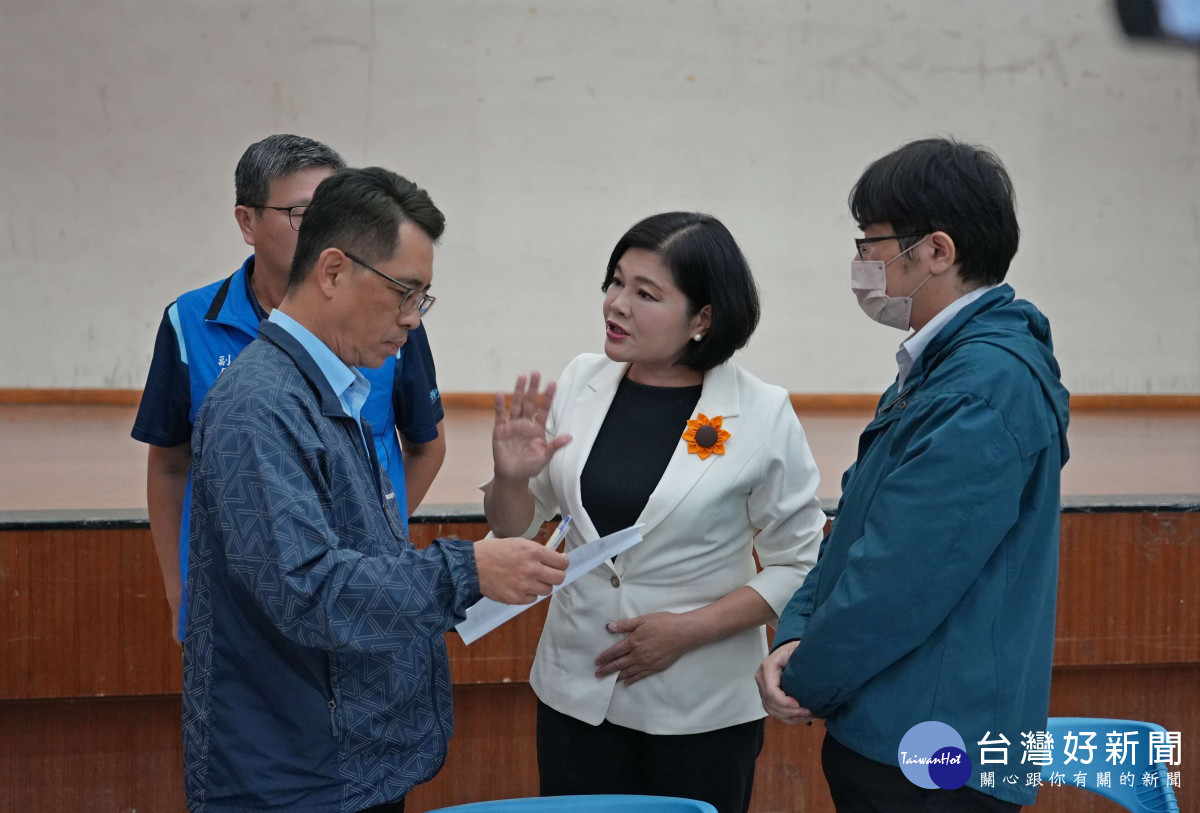 雲林縣長張麗善向交通部、鐵道局官員說明斗六鐵路立體化對於雲林發展至關重要／翻攝照片