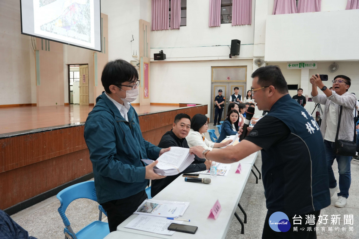 斗六市長林聖爵遞交連署書給交通部官員，傳達市民心聲／翻攝照片