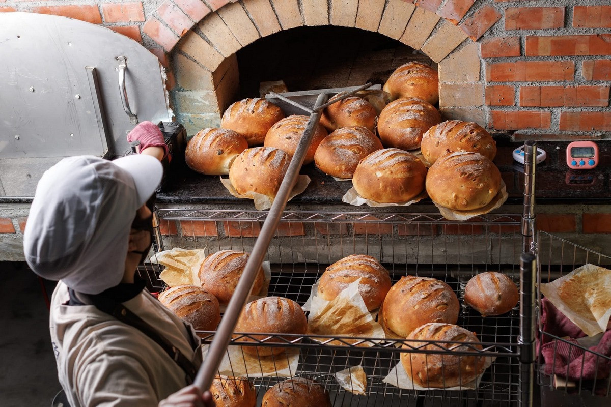 魚人立槳將品牌旗下的「魚光窯烤麵包」帶到現場,提供以天然酵母與在地食材製作的手作麵包,傳遞結合湖畔生活與慢旅風格的獨特滋味。(日管處提供)