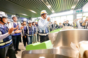 市長抵達G13站感應進入活動現場。