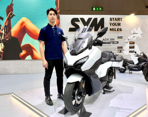 三陽工業SYM團隊在 EICMA 展會中強調從製造走向品牌價值輸出，深化全球市場布局。吳奕成說明「從廣度走向深度」的國際化策略，致力讓移動體驗與品牌文化在各地都能產生連結。（圖／SYM提供）