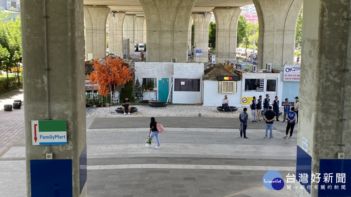 台鐵潭子車站前站商場現況。