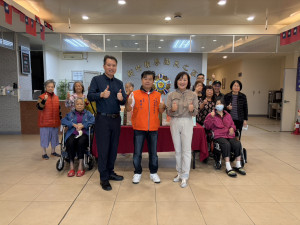 陸海空軍相互關懷協會理事黃幸一、詹益雄至新竹榮家致贈薄被、保暖披肩。