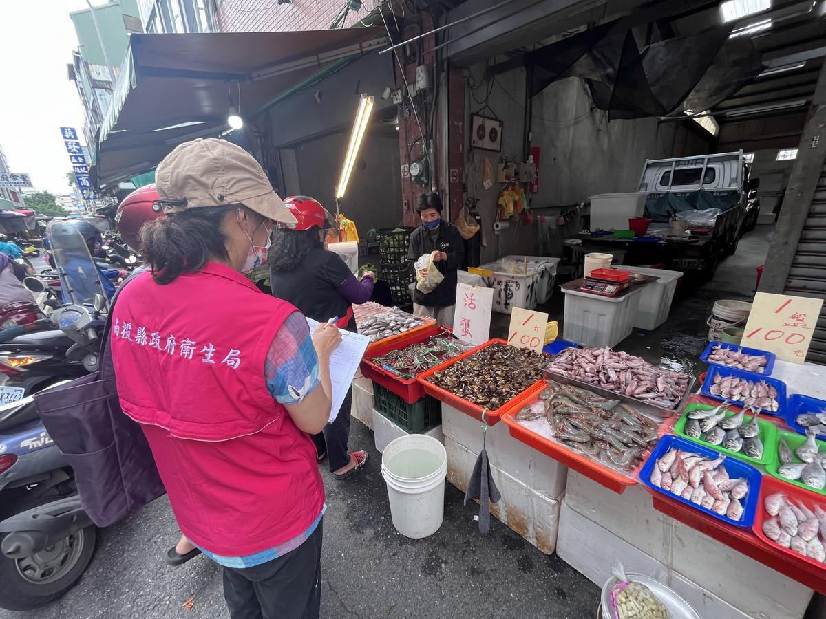 衛生局經常稽查食品商家攤位確保縣民食安。（衛生局提供）