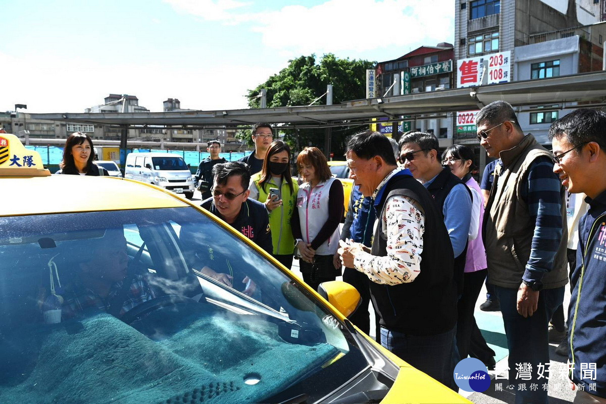 環境管理處長張書豪鼓勵司機成為前線宣導員,向乘客推廣「菸蒂不落地」理念。<br />