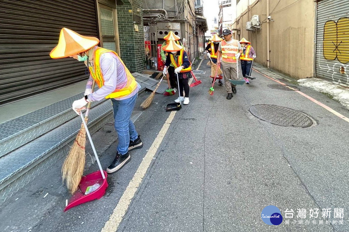 桃園車站前4里環保志工隊與桃園景福宮共同參與清掃。<br />