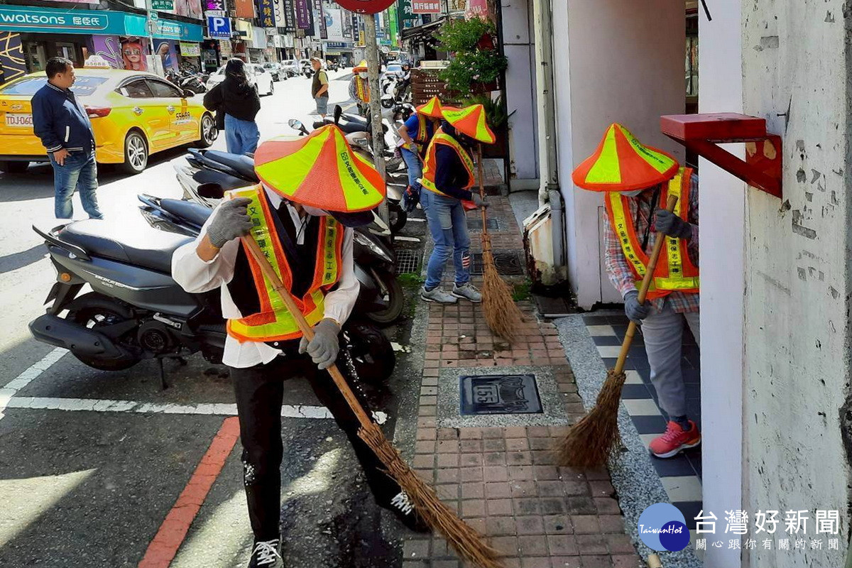 桃園車站前4里環保志工隊與桃園景福宮共同參與清掃。<br />