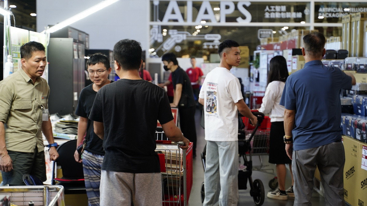 首日吸引大排民眾企業團體選購。（半山夢工廠提供）