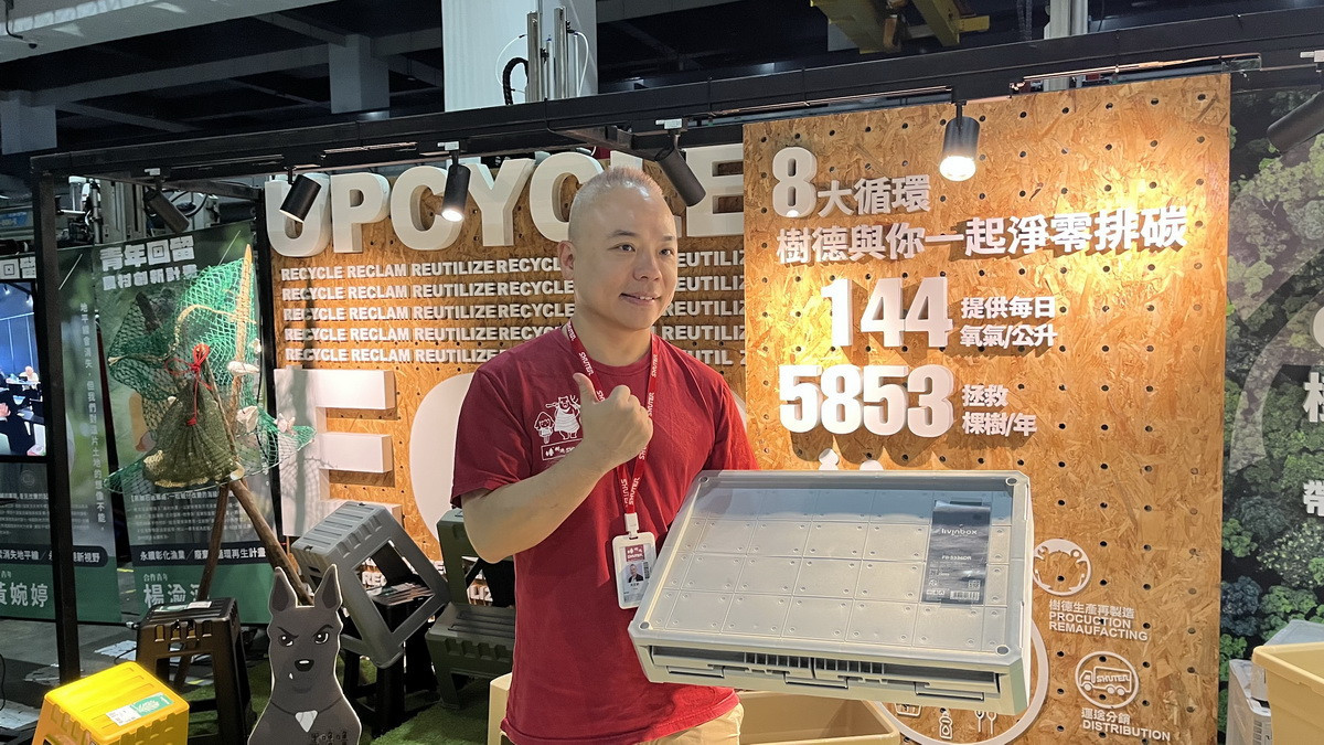 吳董事長展現內外銷方向。（半山夢工廠提供）