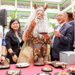 嘉義縣長翁章梁化身神農氏為「2025中藥本草文化節嘉義場」開場／嘉義縣府提供