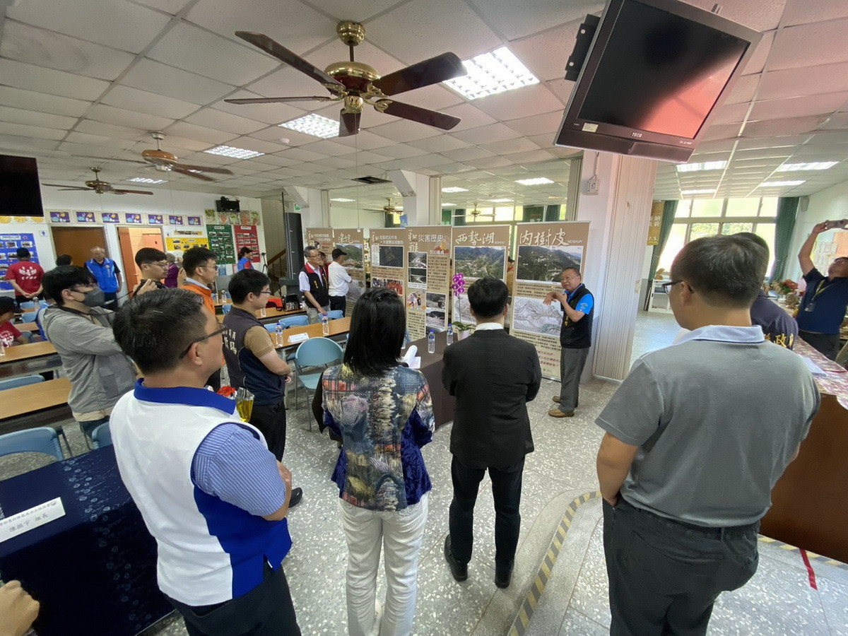 陳貞復村長介紹防災教室。（水保署提供）