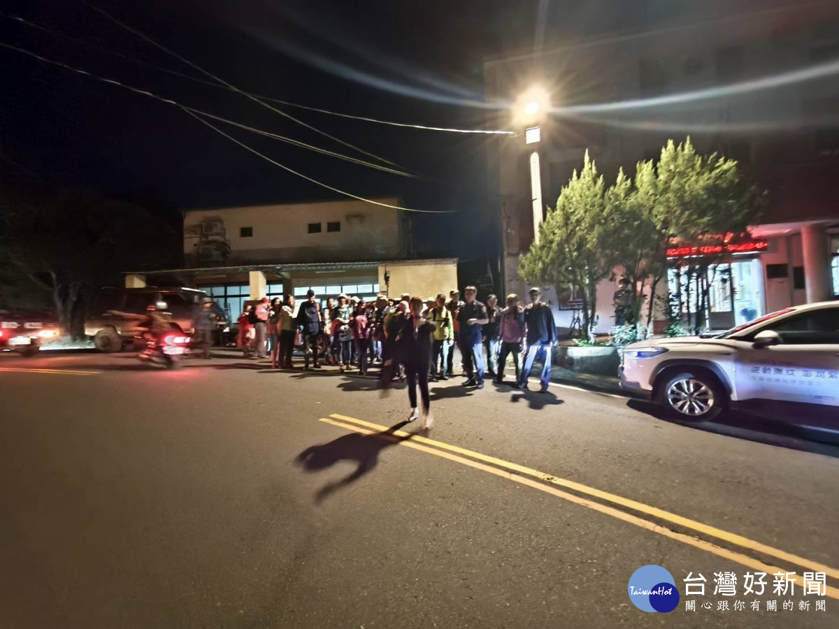 登山團受困山區無助待援,大溪警暖心協助脫困平安返家。