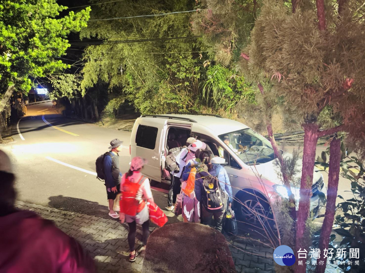 登山團受困山區無助待援,大溪警暖心協助脫困平安返家。