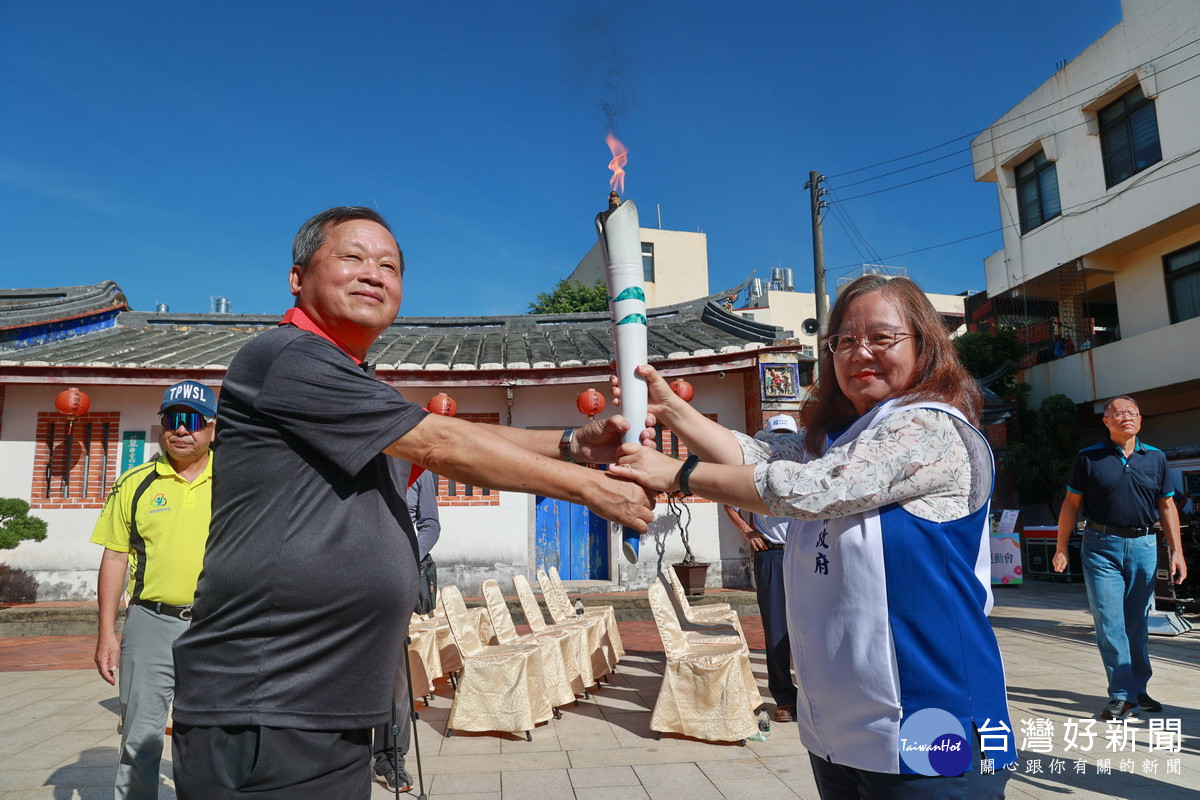 王副縣長傳遞聖火給教育處。(縣府提供)