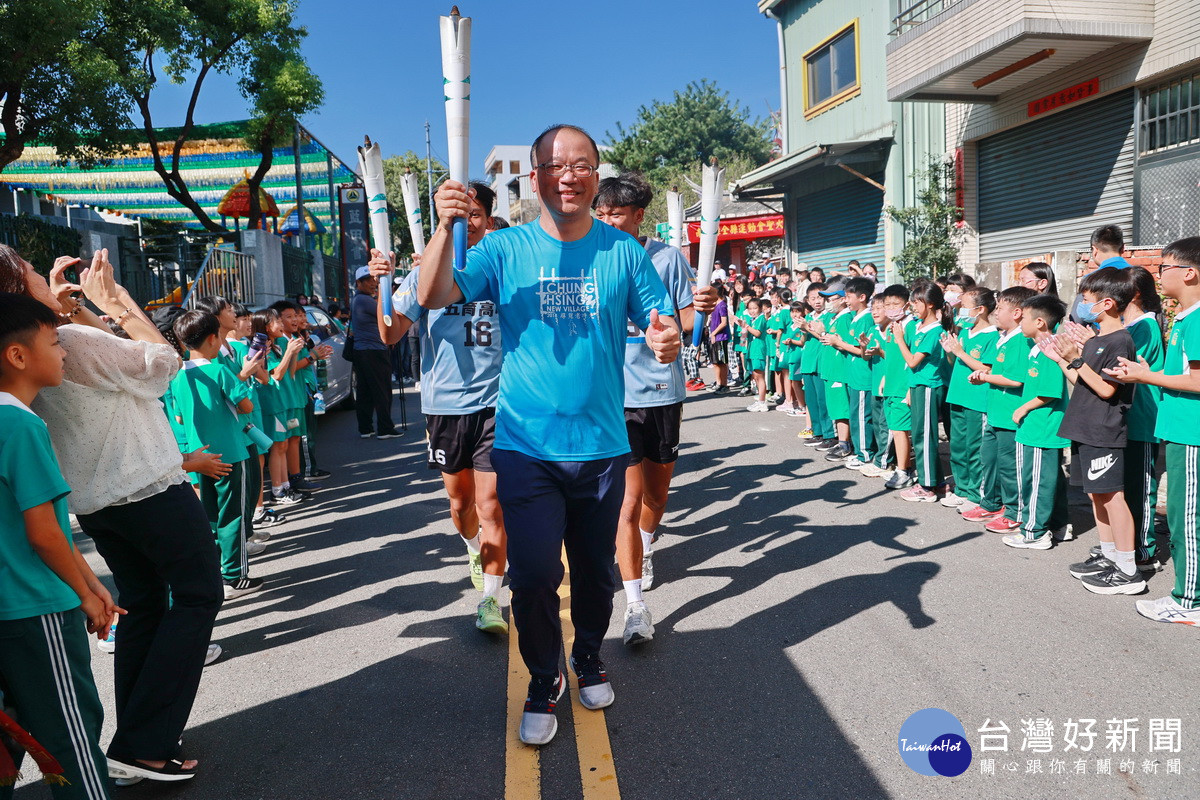 五育中學邱校長領軍,聖火隊起跑,南投國小學童加油。(縣府提供)