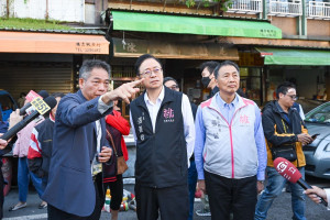 張市長赴南門市場關心救災情形。