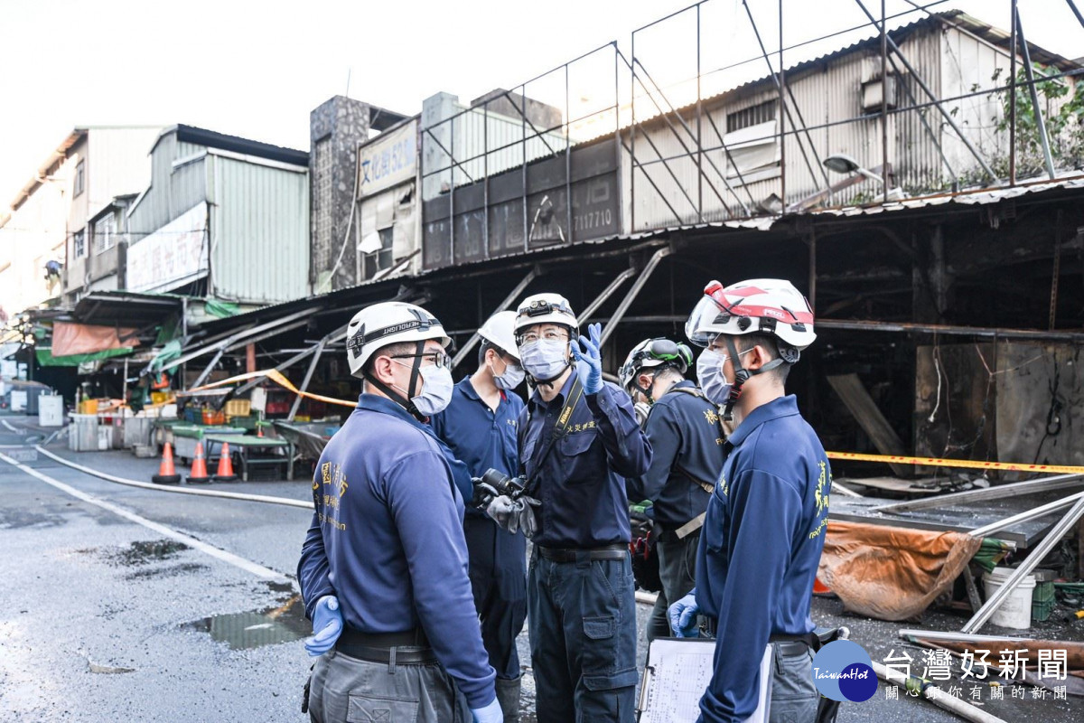 消防局派員進行火災鑑定。