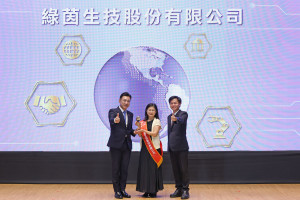 綠茵生技榮獲「第24屆台中金手獎」, 立法院副院長江啟臣(左一)親臨授獎。