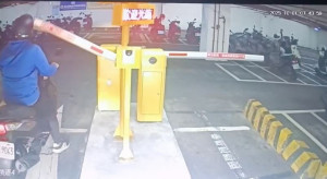 嘉義市府南棟大樓地下停車場機車改為收費停車5個月以來，已發生11起騎士遭停車柵欄「擊落」事件／陳致愷翻攝