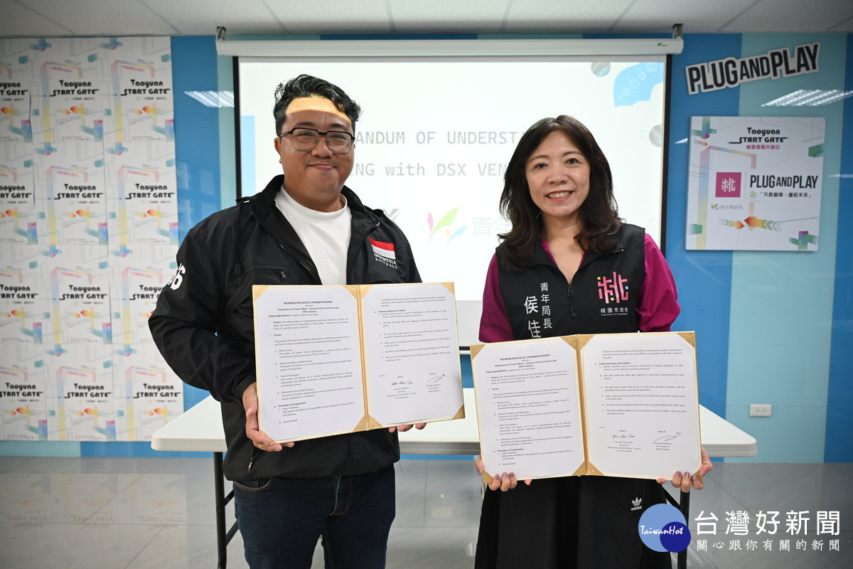 青年局長侯佳齡與印尼加速器DSX Ventures聯合創始人Rama Mamuaya共同簽署合作意向書。