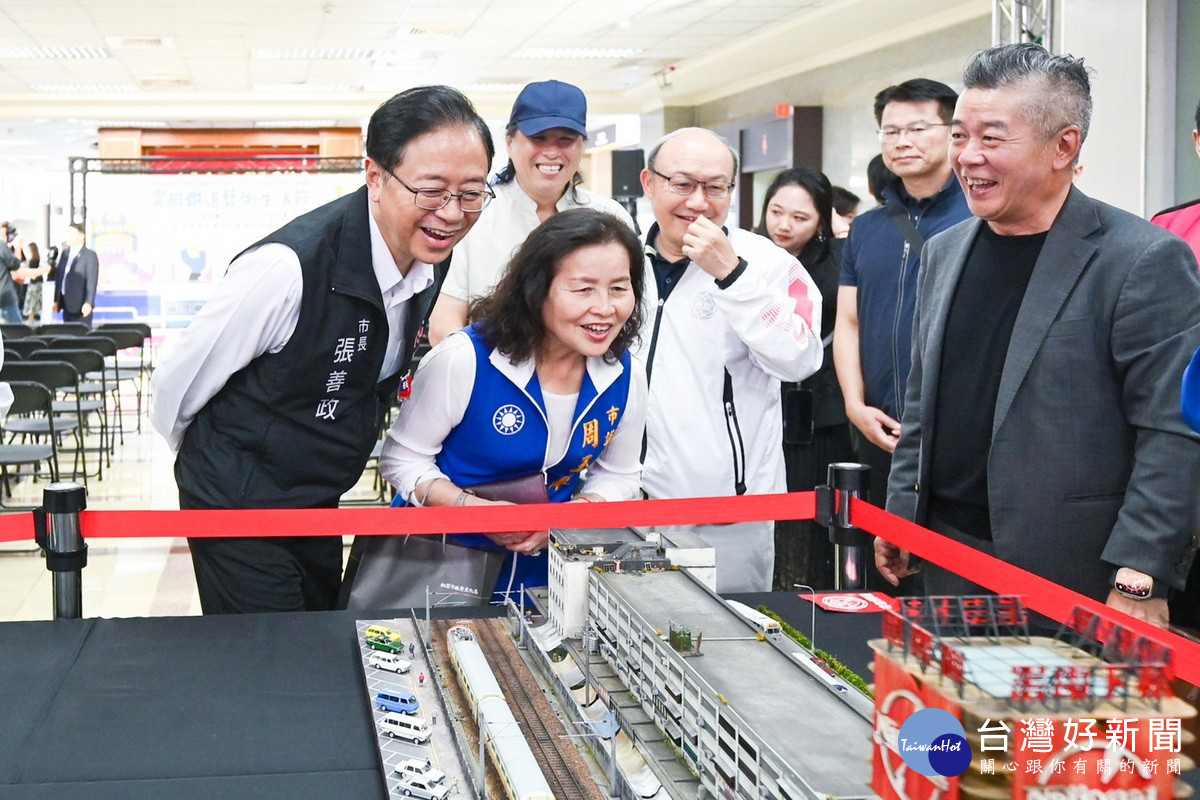 桃園市長張善於「2025富岡鐵道藝術生活節」記者會中參觀鐵道模型。<br />