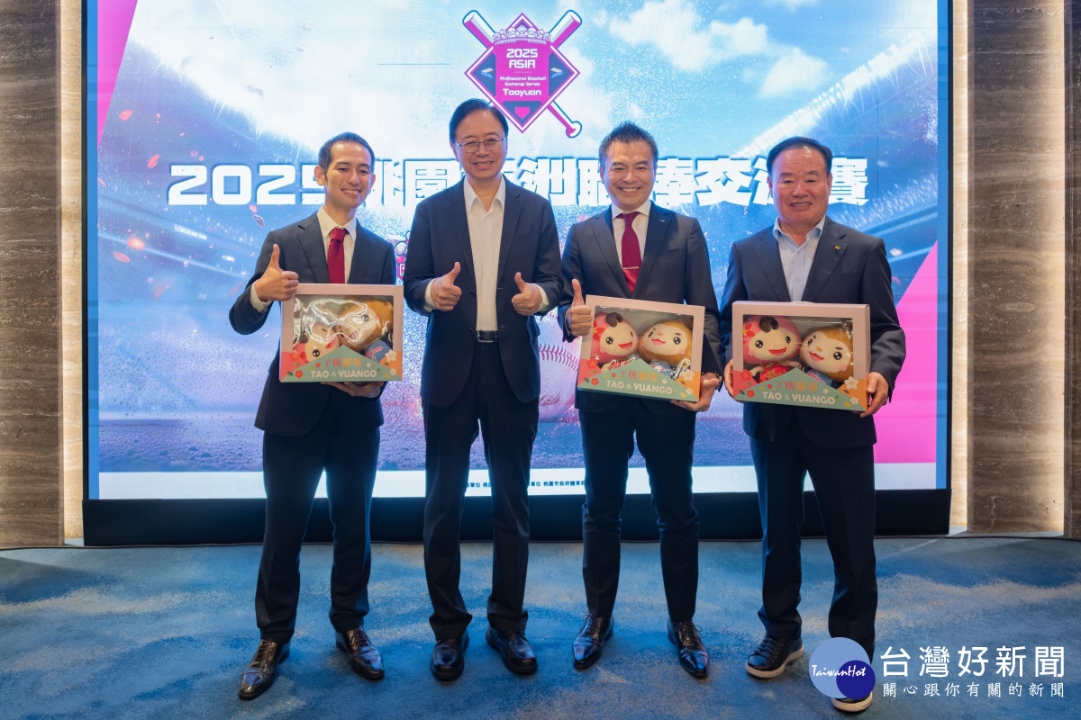 市長致贈三方球隊代表紀念品。