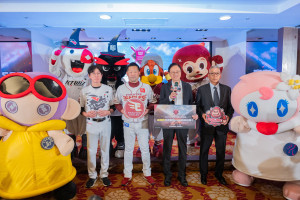 張市長與球隊總教練合影。