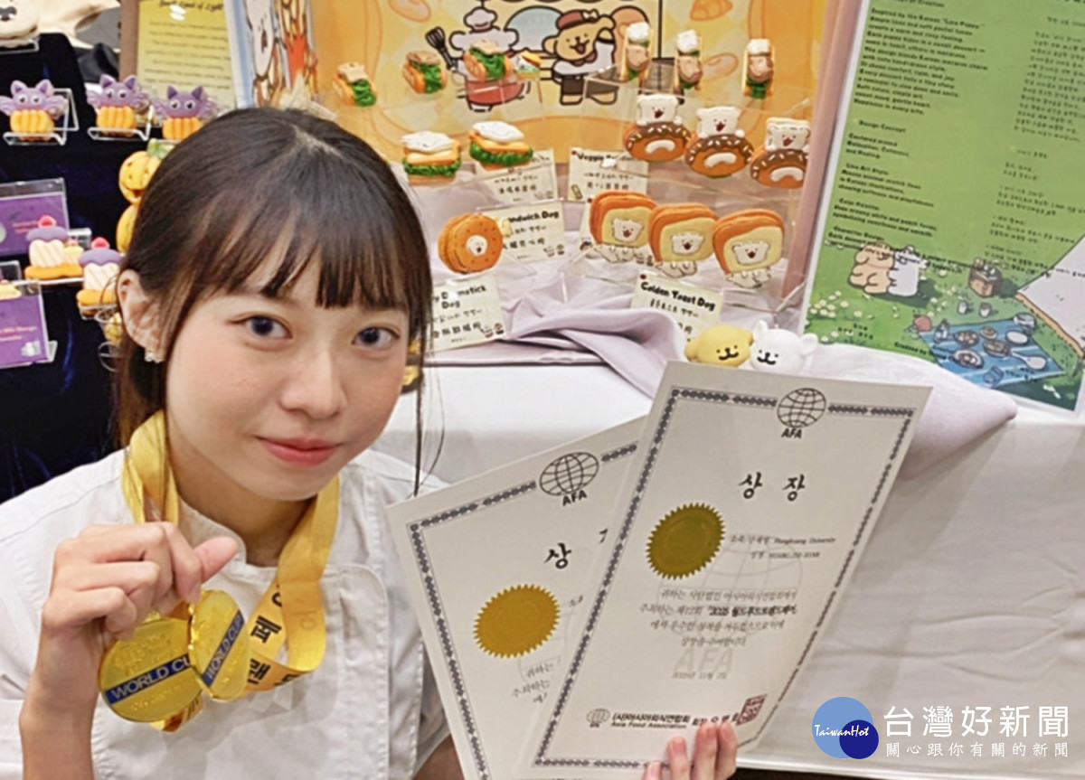 餐旅系大二學生黃芝瑄奪得馬卡龍金牌、卡通餅乾金牌。(弘光科大提供)