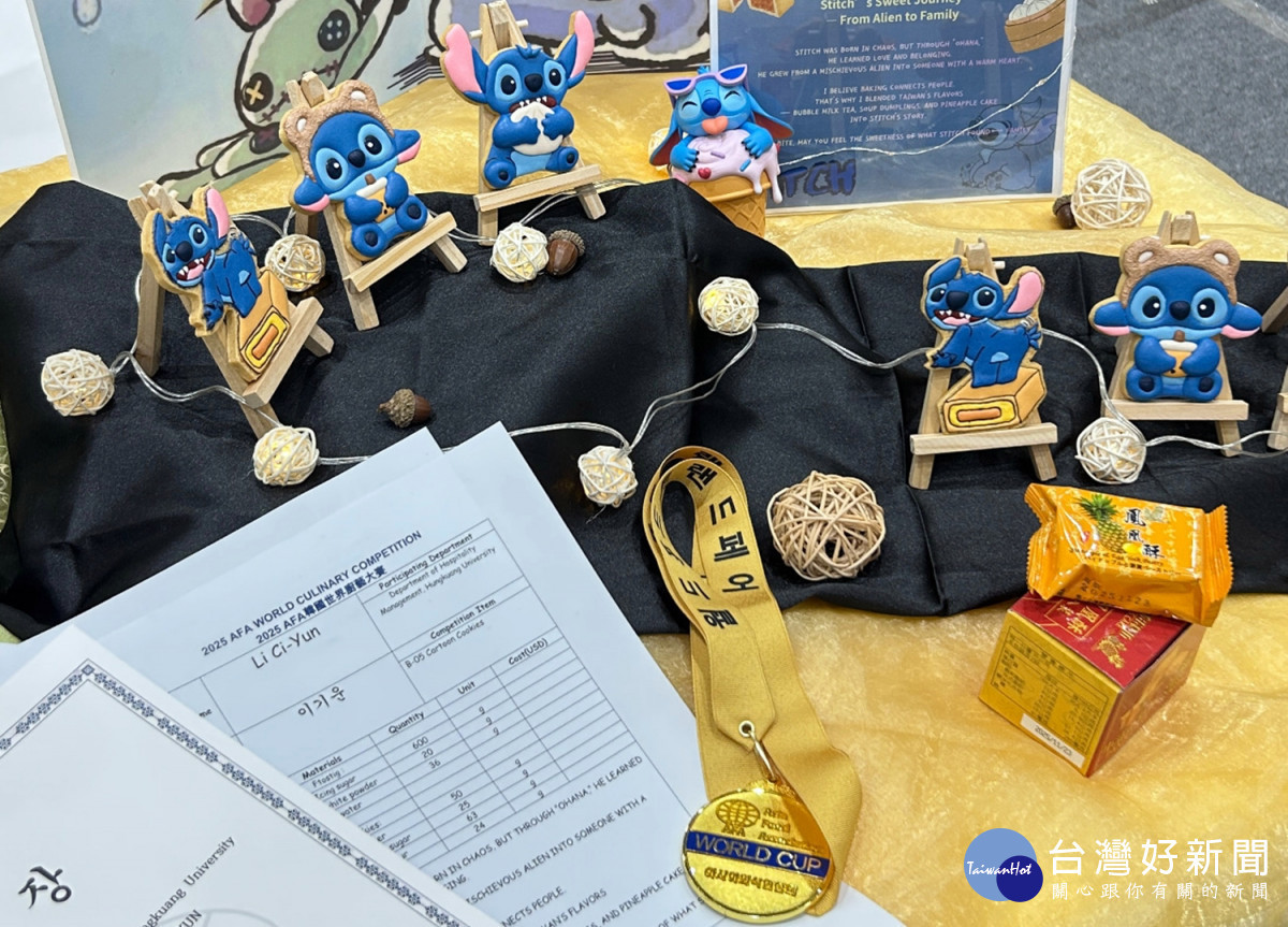 餐旅系大二學生李其芸獲得卡通餅乾金牌作品史迪奇。(弘光科大提供)