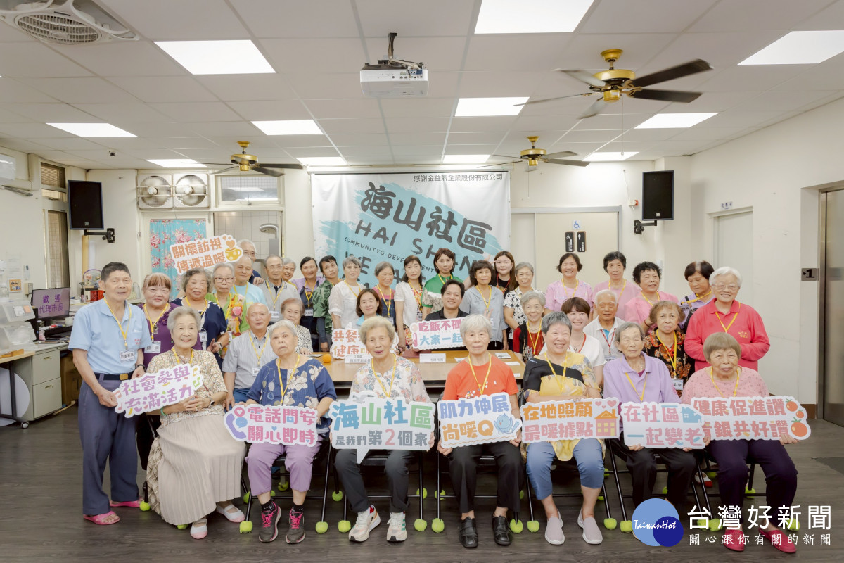 邱臣遠走訪香山區海山社區照顧關懷據點與長輩們同樂。<br />