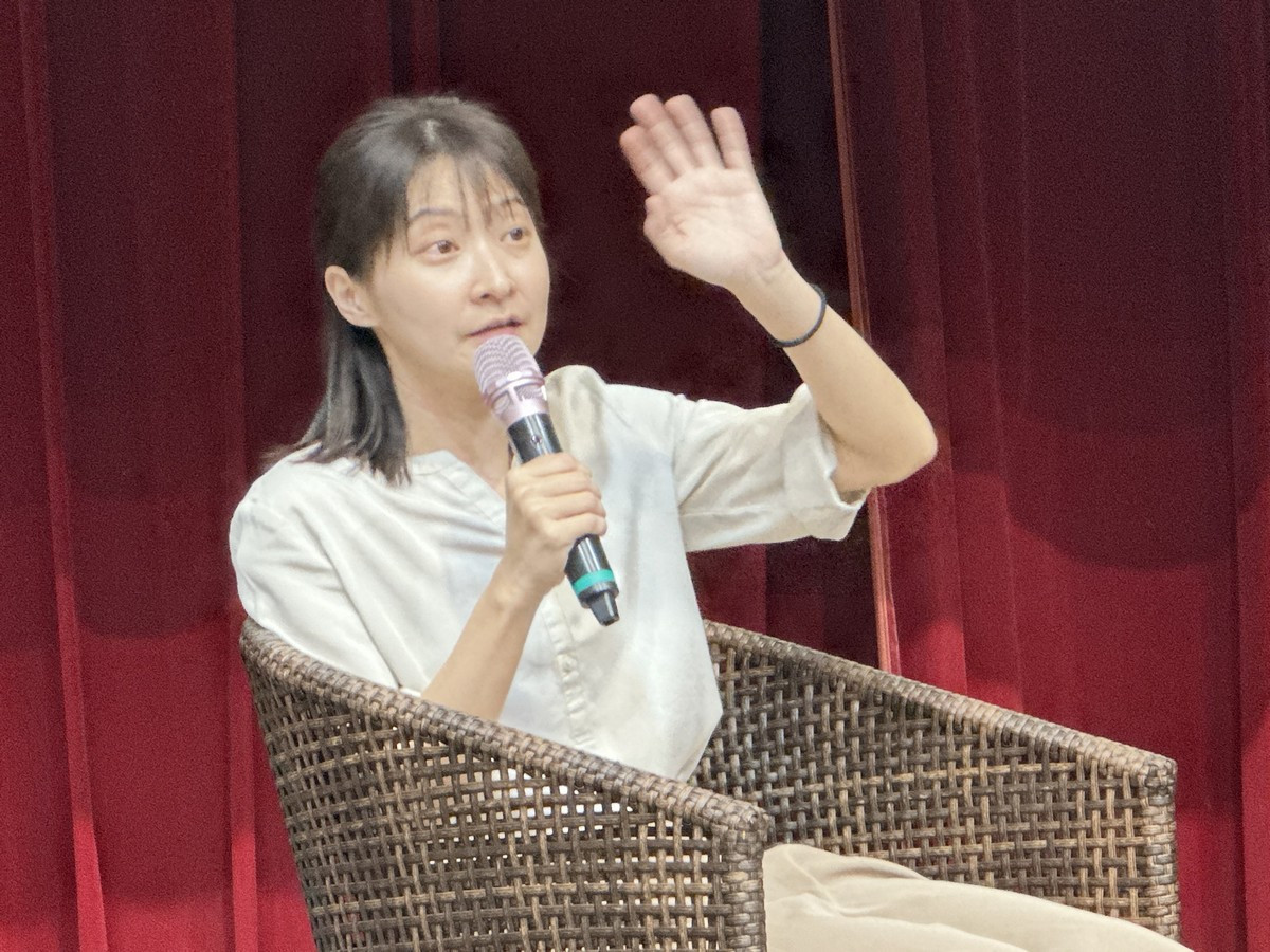 編劇蔡宜芬學姊鼓勵學弟妹:「寫下自己想看的故事」,讓創作回應現實與時代。(暨大提供)