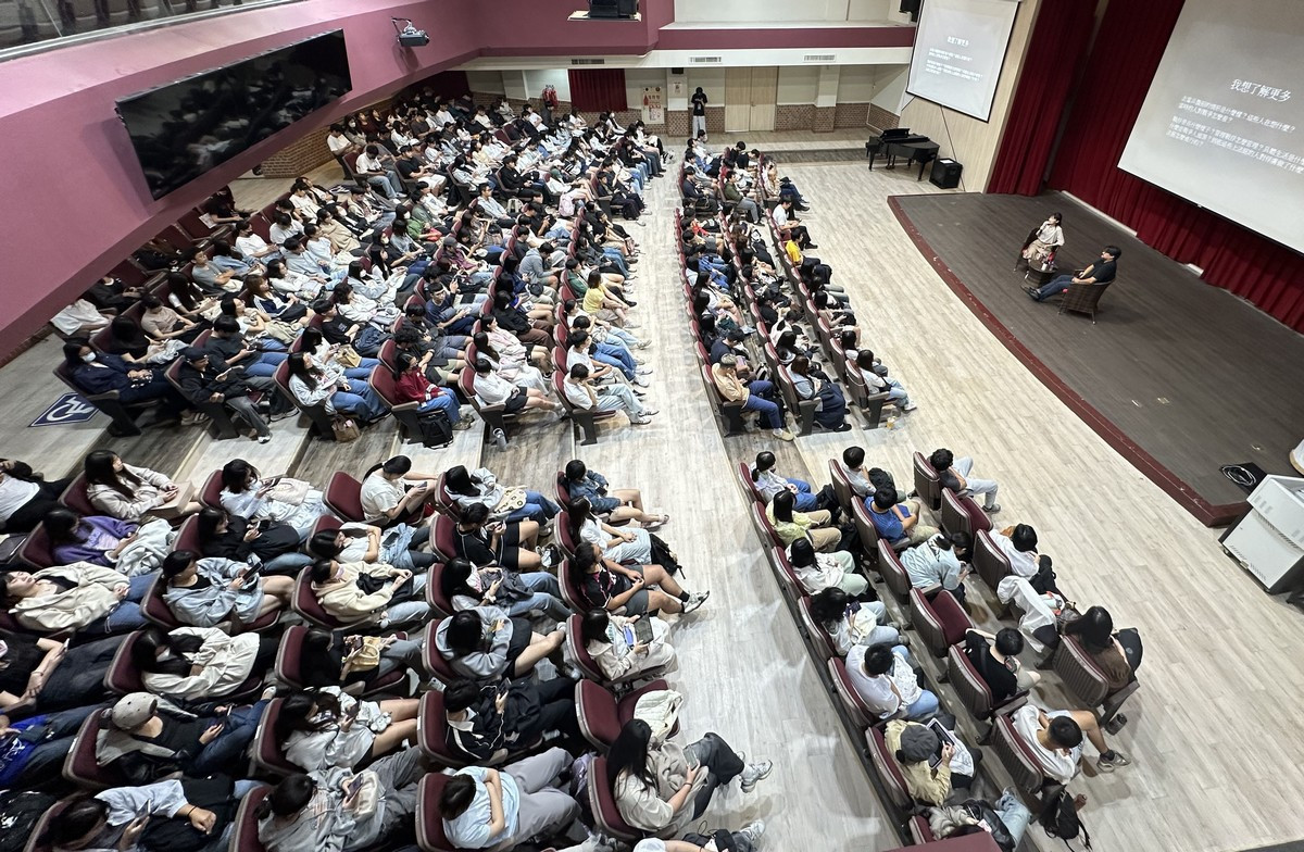 暨大校友講座吸引了眾多學生與影像創作愛好者參與,方形劇場座無虛席,氣氛熱烈。(暨大提供)<br />
<br />