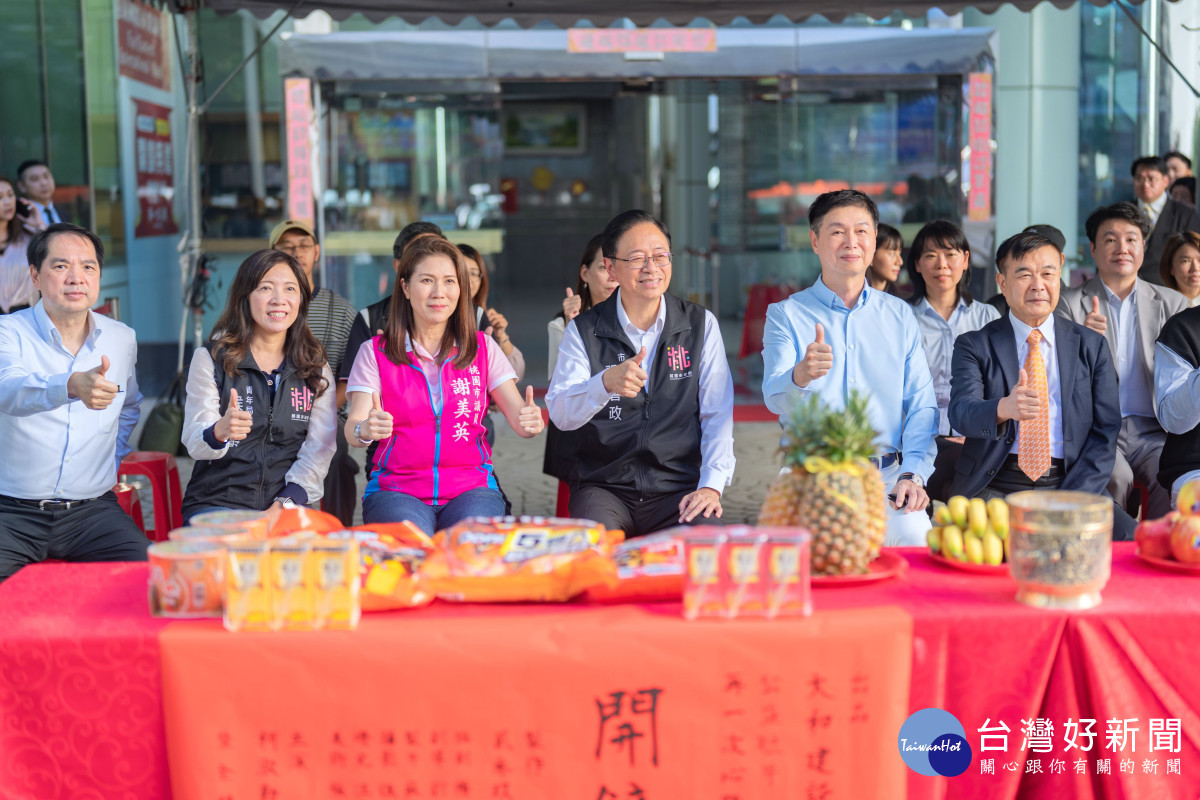 張市長與貴賓合影。<br />