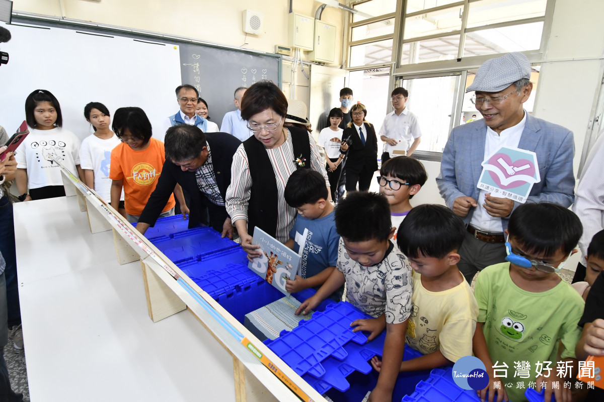 兆豐證券捐建彰化首座「理財愛的書庫」,跨域結合閱讀與理財教育。圖/記者鄧富珍翻攝