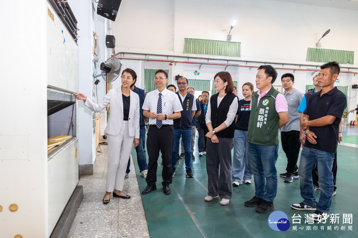 許縣長一行會勘允斥資為學校汰換冷氣。(縣府提供)