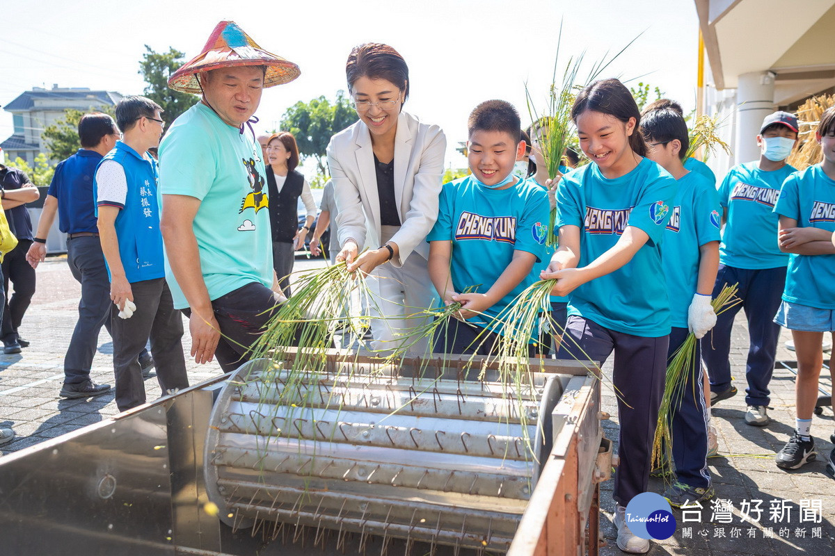 許縣長和學童體驗水稻脫穀。(縣府提供)