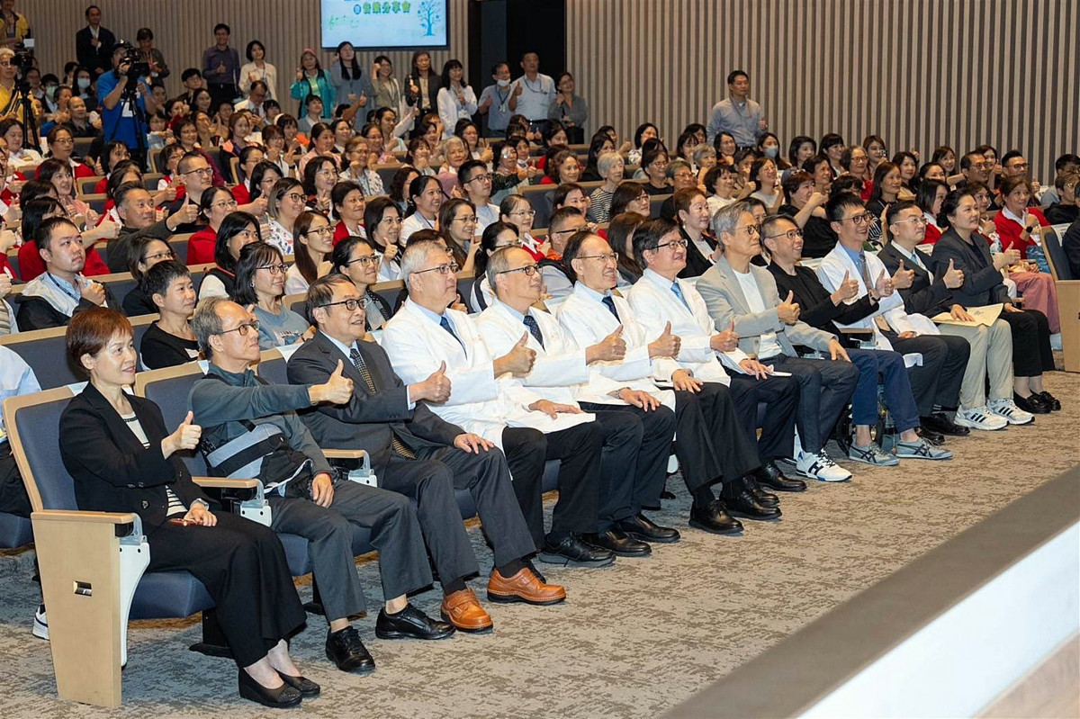 左起:廖美南副總執行長、蘇輝成副總執行長、黃集仁院長、潘延健總執行長、陳建宗副主任委員、陳昱瑞名譽主委、程文俊主委、羅大佑老師、朱敬然總監、許智超副總執行長、裴育晟部長、王瑞慧董事長。(長庚醫院提供)