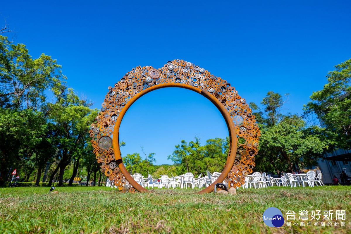 現地創作藝術作品:太陽門-花。