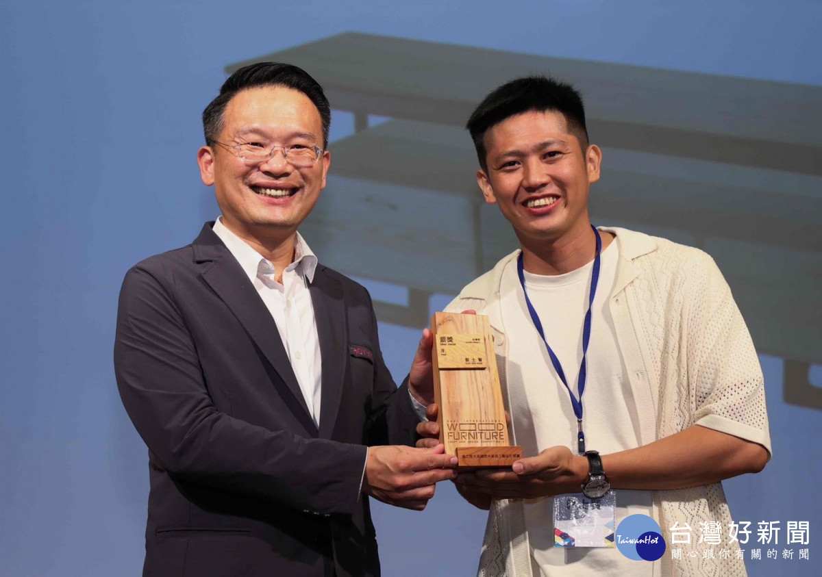 蘇副市長頒發獎座予競賽得獎者。