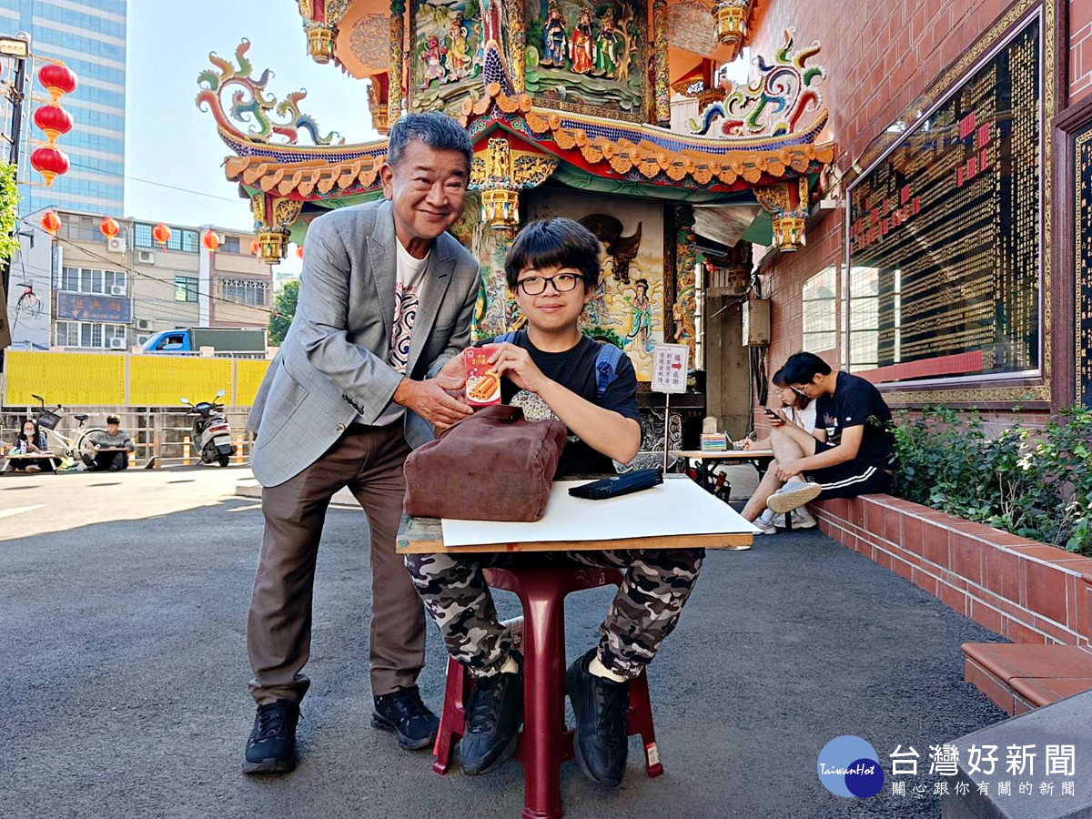 簡征潭主委致贈點心給參賽的小朋友