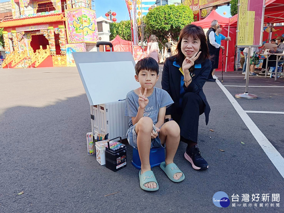 桃小校長楊雅真和參 賽的同學合影