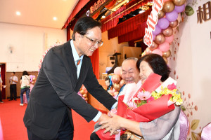 林世賢市長逐一贈花給結婚滿50年接受表揚的金婚夫婦。圖／彰化市公所提供