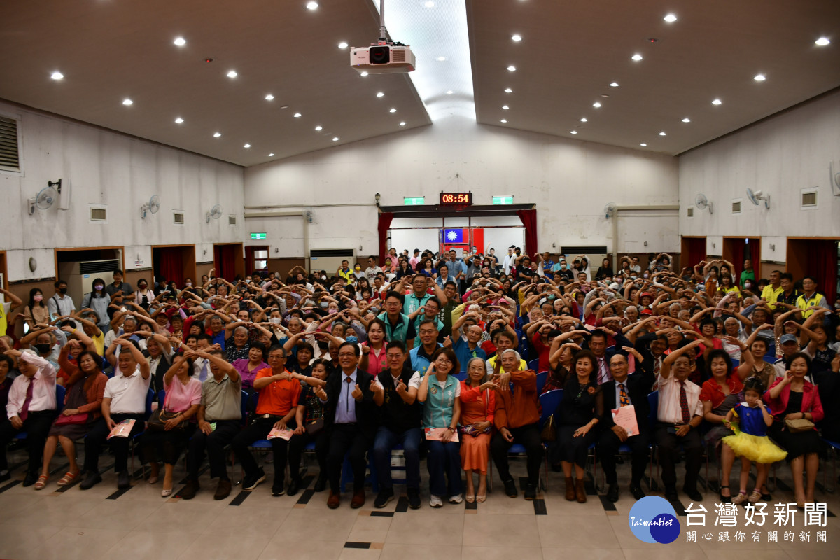 金婚夫婦表揚大會上大合影留念。圖/彰化市公所提供