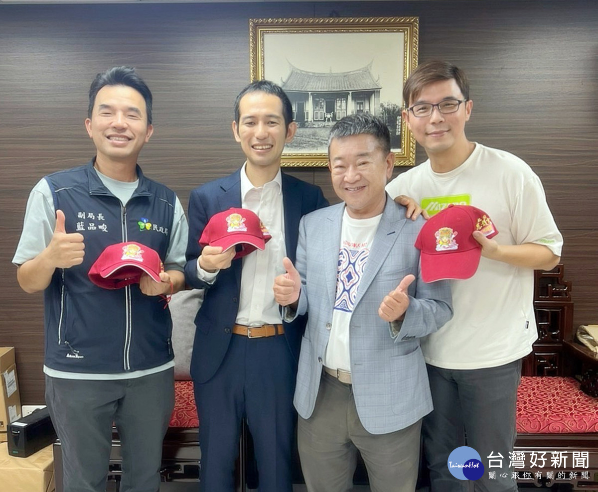 簡征潭主委致贈給領隊牧野幸輝慈護宮新文創品「桃園媽」棒球帽