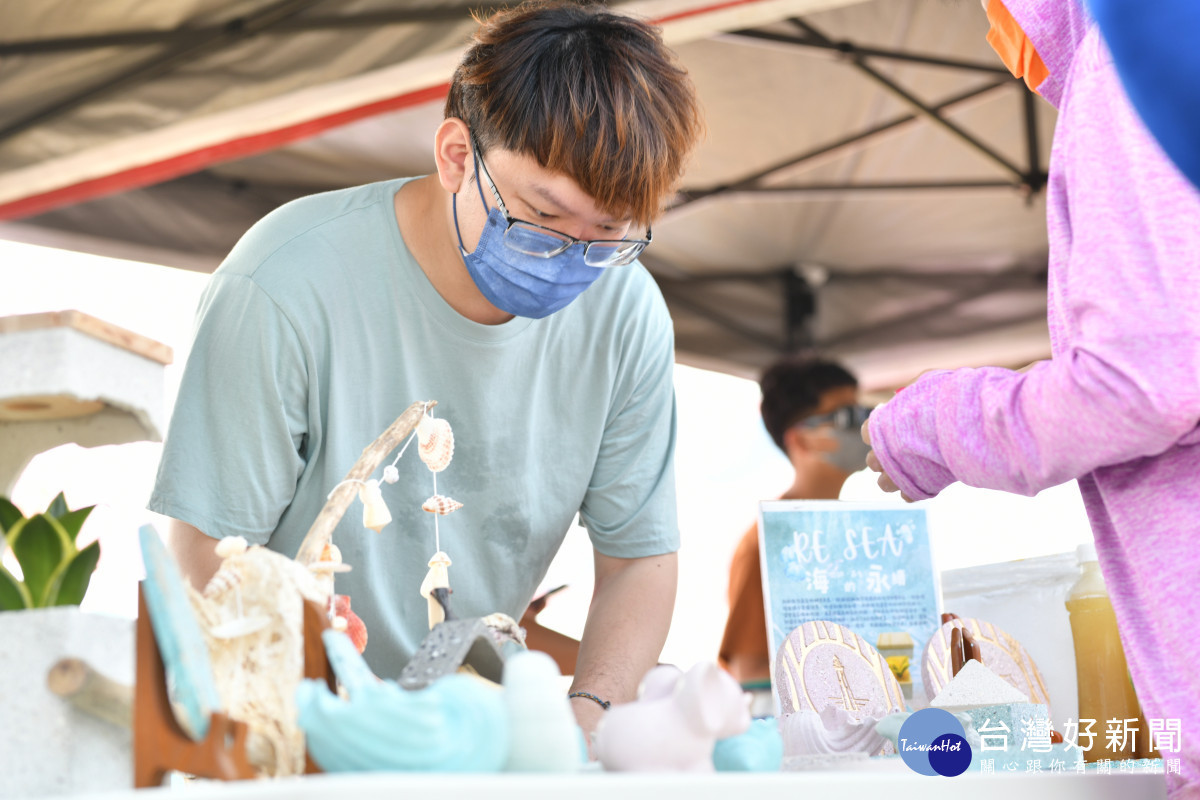 彰化縣環保局攜手民眾清海廢，共守白海豚永續棲地。圖／彰化縣政府提供