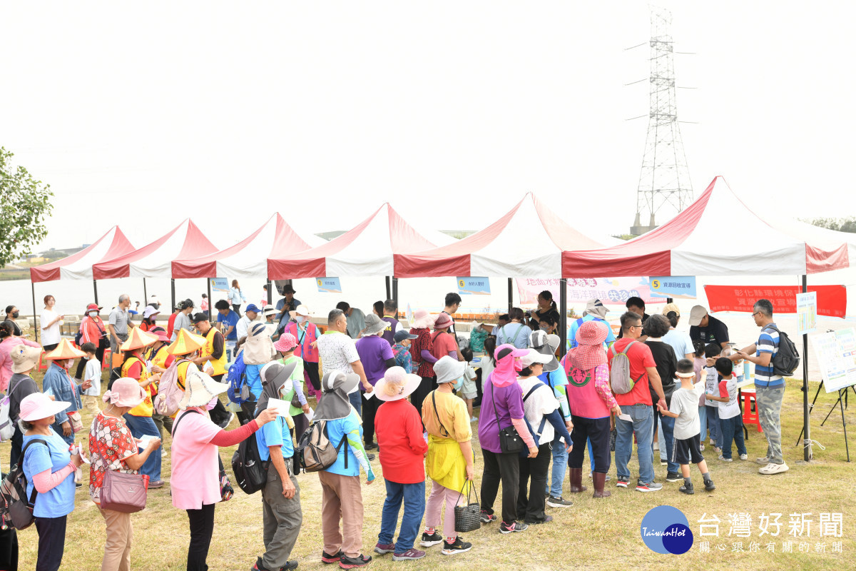 彰化縣環保局攜手民眾清海廢，共守白海豚永續棲地。圖／彰化縣政府提供