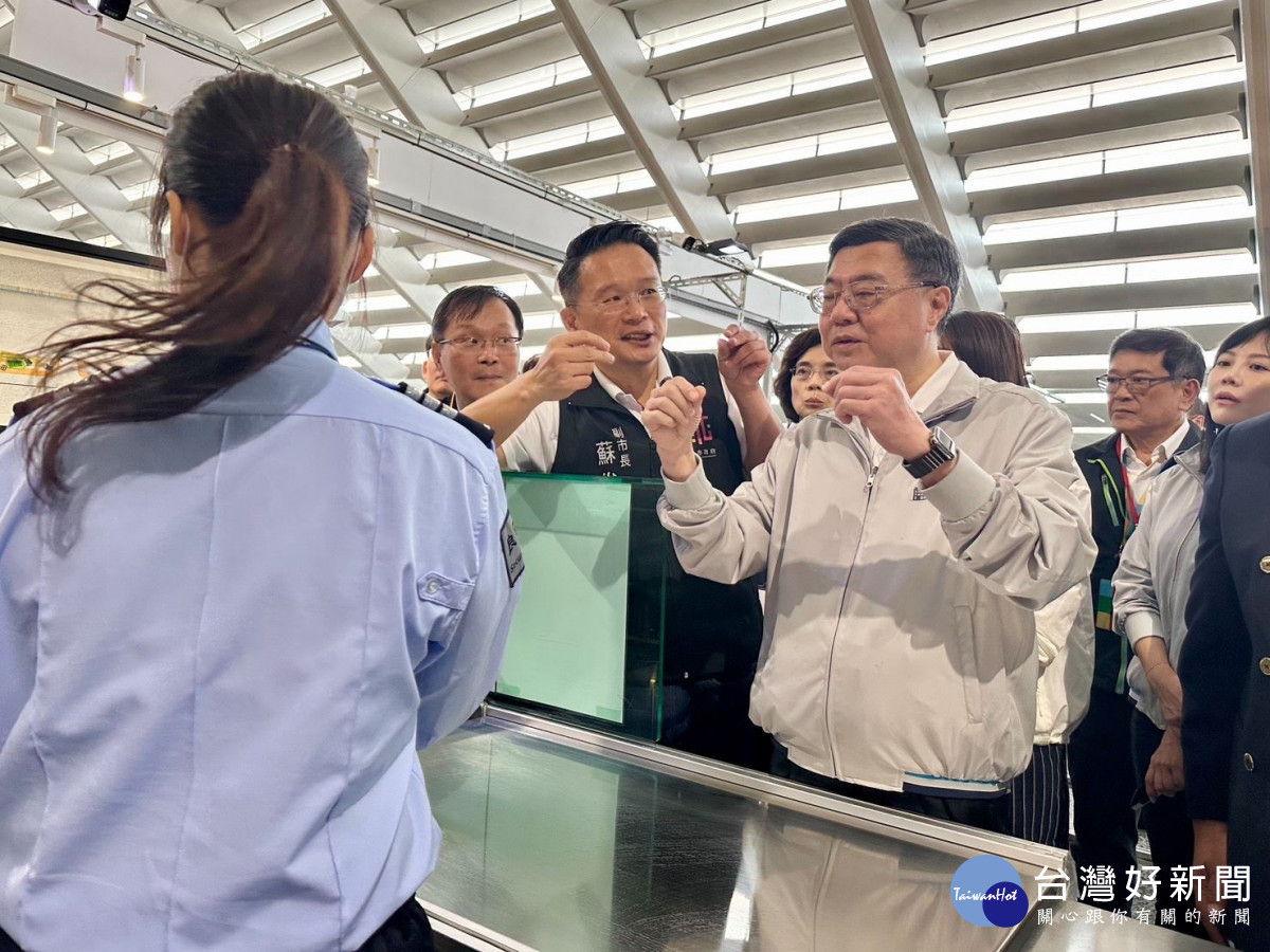 蘇副市長仔細聆聽邊境檢疫作為。<br />
<br />
