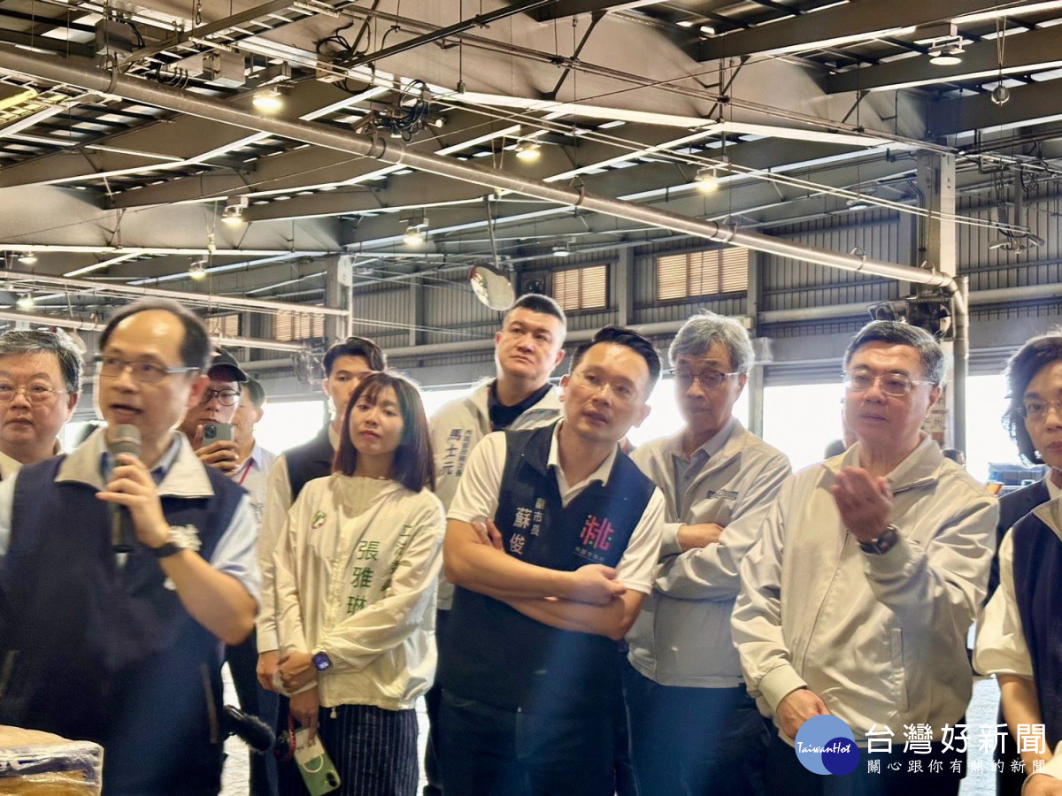 蘇副市長與行政院卓院長視察入境旅客防疫措施。