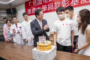 彰基團隊搶救顏同學生命見證奇蹟，切蛋糕祝福顏同學重獲新生。圖／彰基醫院提供