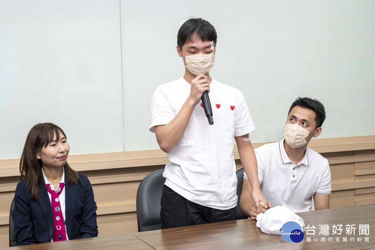 顏同學感恩彰基醫護搶救生命,並感謝家人、校長與導師陪伴支持,讓他重獲希望與勇氣,迎接美好未來。圖/彰基醫院提供